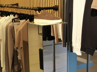 Warum Spiegelsockel in Schaufenstern besonders ins Auge fallen